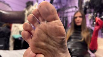 You must worship my dirty feet (MistressPriest)