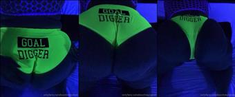 kourtneycakes 21 04 2019 29103523 have you ever seen a booty glow enjoy this booth dancing in the black lights (kourtneycakes)