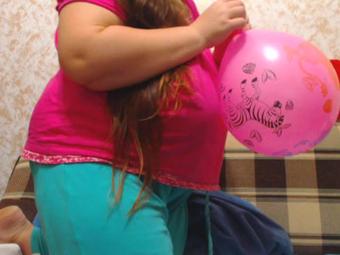 teaser for u about blowing up a balloon (NinaDoll)