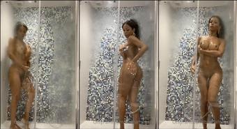brunafontanna 06 10 2020 1029020655 Sur la douche (brunafontanna)