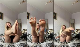 kseniafeet 01 10 2020 997968179 Playing with feet (kseniafeet)