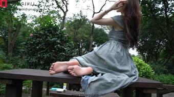 Muss Girl - Sweet And Pure Female College Student Yang Yang In A Simple Long Skirt Shows Her Beautiful Feet On A Wooden Table In The Park (Muss Girl)