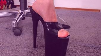 Detailed foot JOI, cum countdown, insult (SexyTeacher1)