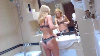 Kinkyporncpl Make Up In Front Of The Mirror (KinkyPornCpl)