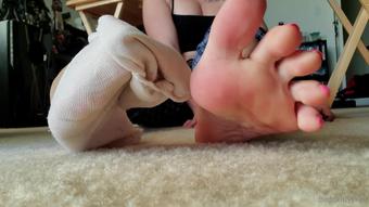 baddkittyykatt 05 12 2021 2293296234 Woke up this morning and decided to stretch my sexy toes ...   remove my socks .. I desire (baddkittyykatt)