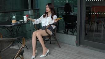 MussGirl - The Noble And Sexy Young Woman Xiao Jie Sat In A Chair Wearing High Heels, Casually Playing With Her Phone And Fighting Shoes (MussGirl)