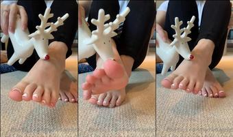 harrietfootsie 05 12 2020 1390412930 Made you two little Christmas themed videos with my beautiful fresh white toes  (harrietfootsie)