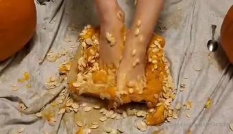 gingerssexyfeet 14 11 2020 1253885834 More fall fun. Hope you all enjoy (gingerssexyfeet)