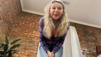 Giantess Shrinks Her Boss and Eats Him (SKfetish)